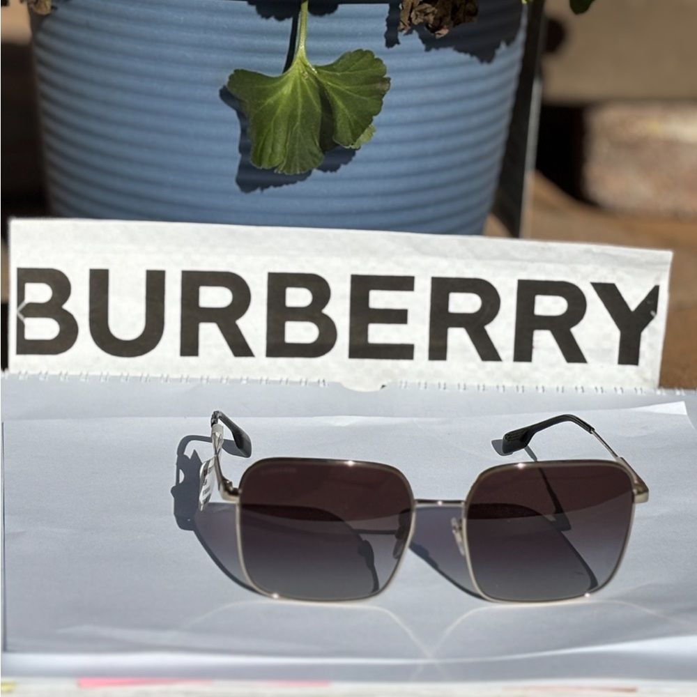 New Burberry B3133 1109/8E Daphne Gold Square Sunglasses - Picture 2 of 13